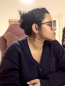 Curvydesifromgermany online show from November 19, 2025, 3:23 pm