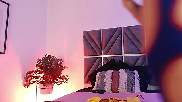 Laura Dicardy online show from November 27, 2025, 7:36 pm