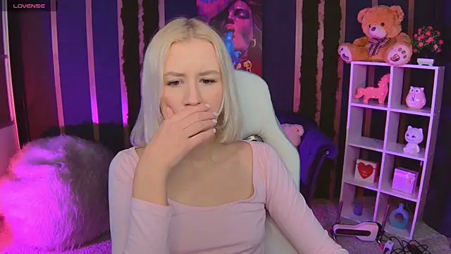 Snapshot of Selenatrend chatting on February 11, 2026, 12:05 pm Selenatrend online show from February 11, 2026, 12:05 pm