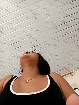 -VICKKY online show from November 3, 2025, 2:09 pm