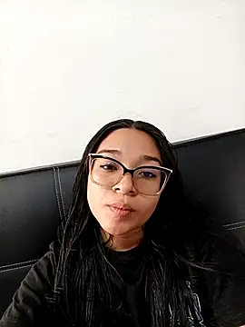 -VICKKY online show from November 1, 2025, 2:33 pm