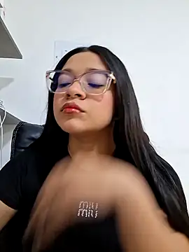 -VICKKY online show from March 26, 2026, 1:53 pm