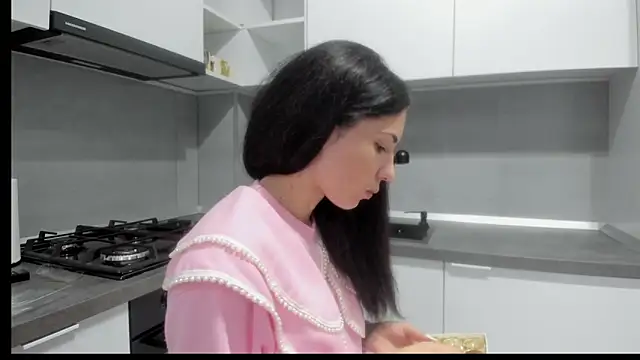 Emmapmg online show from November 25, 2025, 1:55 pm