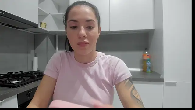 Emmapmg online show from December 16, 2025, 10:58 pm