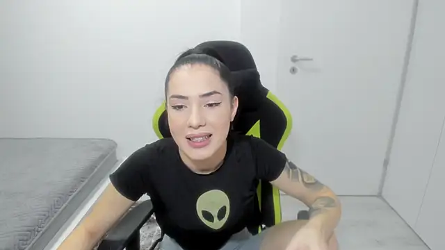 Snapshot of Emmapmg chatting on February 17, 2026, 10:34 am Emmapmg online show from February 17, 2026, 10:34 am