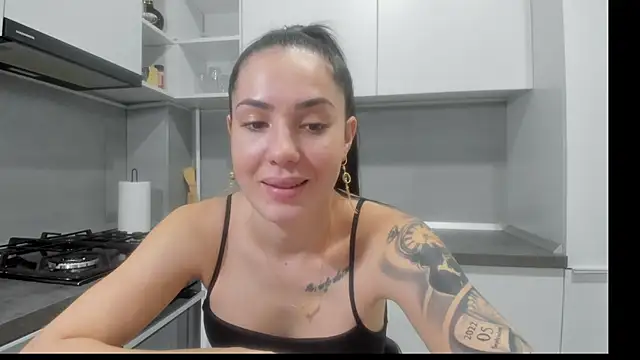 Snapshot of Emmapmg chatting on February 1, 2026, 2:26 pm Emmapmg online show from February 1, 2026, 2:26 pm