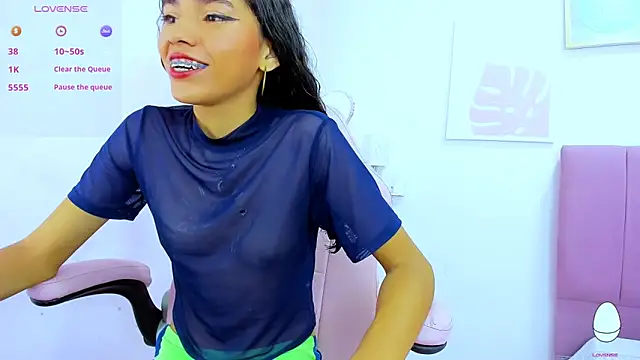 Snapshot of Evelin_shy chatting on December 4, 2025, 3:27 am Evelin shy online show from December 4, 2025, 3:27 am