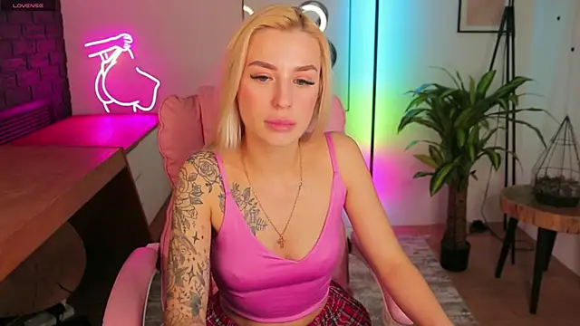 Snapshot of Crystal_Barbie chatting on March 18, 2025, 4:40 am Crystal Barbie online show from March 18, 2025, 4:40 am