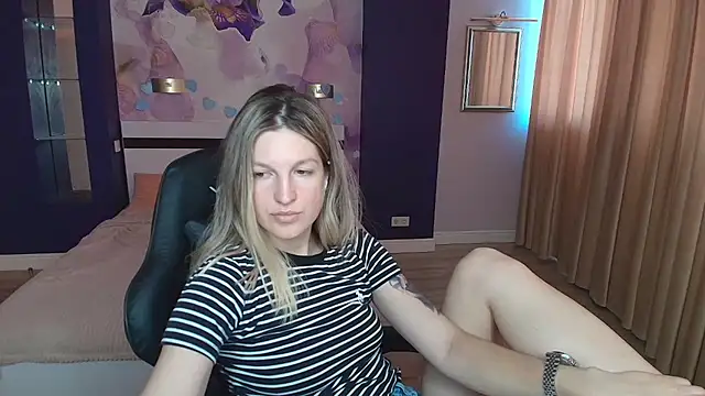 EmilyWalkeri online show from July 19, 2026, 7:28 am