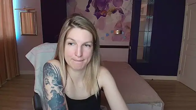 Snapshot of EmilyWalkeri chatting on May 27, 2026, 6:54 am EmilyWalkeri online show from May 27, 2026, 6:54 am