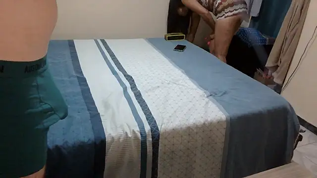 Snapshot of CrazyFrench2 chatting on October 24, 2025, 1:21 pm CrazyFrench2 online show from October 24, 2025, 1:21 pm