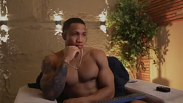 Snapshot of Logan_Varela chatting on November 18, 2025, 9:07 pm Logan Varela online show from November 18, 2025, 9:07 pm