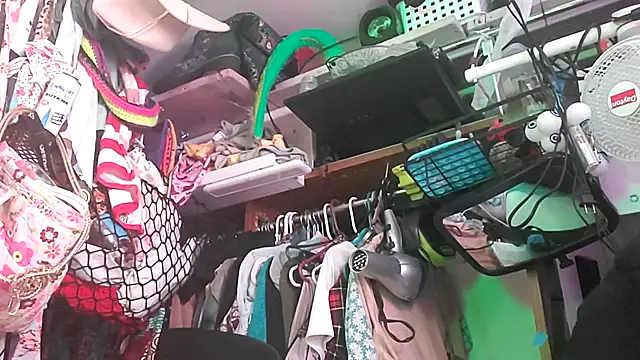 gurlnips online show from February 22, 2026, 12:07 pm