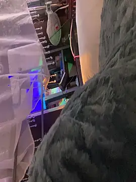 gurlnips online show from December 2, 2025, 4:03 am