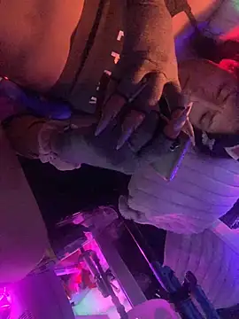 gurlnips online show from December 1, 2025, 3:57 pm