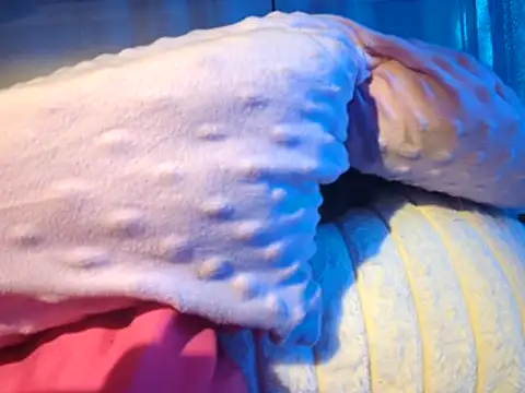 gurlnips online show from October 29, 2025, 8:46 am