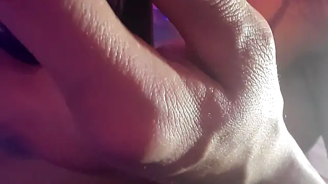 gurlnips online show from December 13, 2025, 8:04 pm