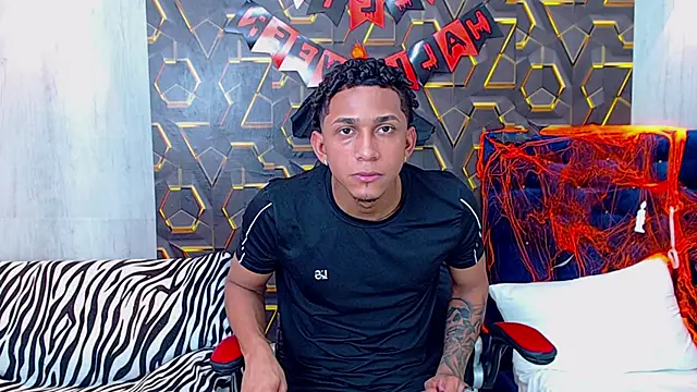 Snapshot of dominic_smith_ chatting on October 26, 2025, 6:19 pm dominic smith online show from October 26, 2025, 6:19 pm