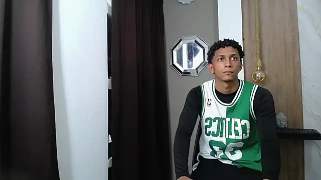 Snapshot of dominic_smith_ chatting on November 11, 2025, 12:27 am dominic smith online show from November 11, 2025, 12:27 am