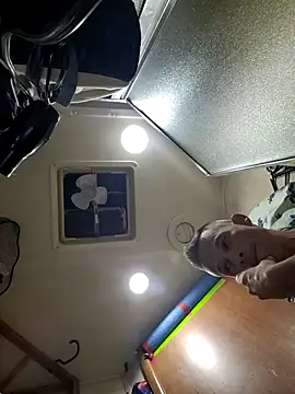 ILUV2TUCHMYKITTY online show from September 13, 2025, 10:04 am