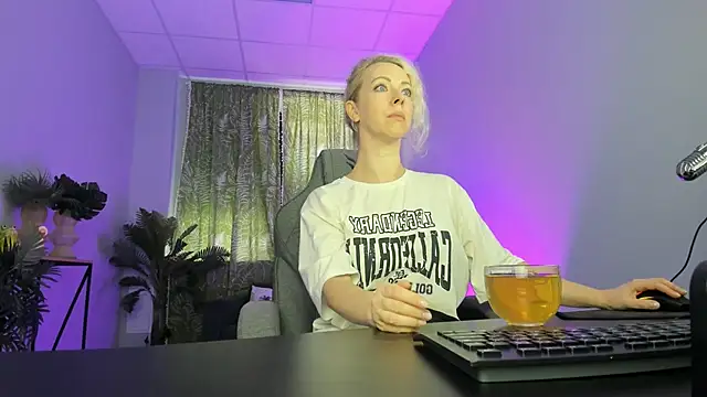 Snapshot of LylithSkye chatting on September 18, 2025, 10:40 am LylithSkye online show from September 18, 2025, 10:40 am