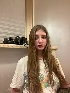 Snapshot of MollyDolle chatting on April 1, 2026, 5:43 pm MollyDolle online show from April 1, 2026, 5:43 pm