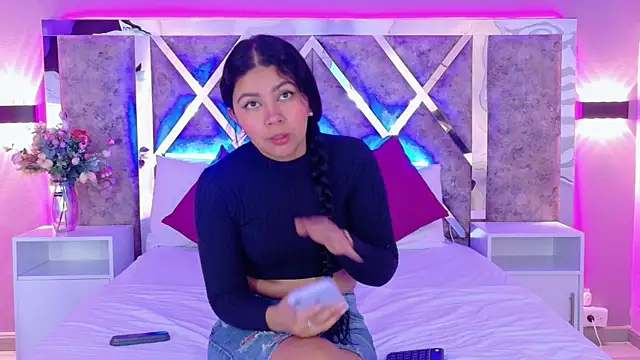 Snapshot of Larabrooks chatting on April 15, 2026, 7:18 pm Larabrooks online show from April 15, 2026, 7:18 pm