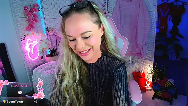 Snapshot of EllieKarrX chatting on January 10, 2025, 8:29 am EllieKarrX online show from January 10, 2025, 8:29 am