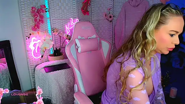 Snapshot of EllieKarrX chatting on January 25, 2025, 8:42 pm EllieKarrX online show from January 25, 2025, 8:42 pm