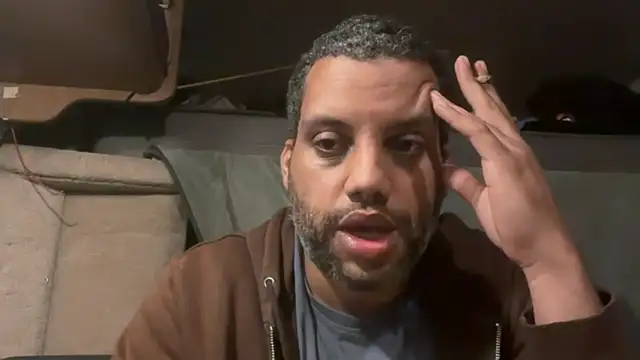 Snapshot of AbsolutMouuah chatting on October 18, 2025, 10:01 pm AbsolutMouuah online show from October 18, 2025, 10:01 pm