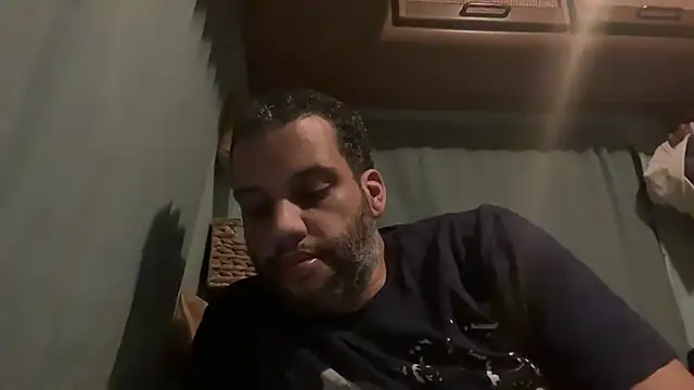 Snapshot of AbsolutMouuah chatting on March 21, 2025, 9:01 pm AbsolutMouuah online show from March 21, 2025, 9:01 pm