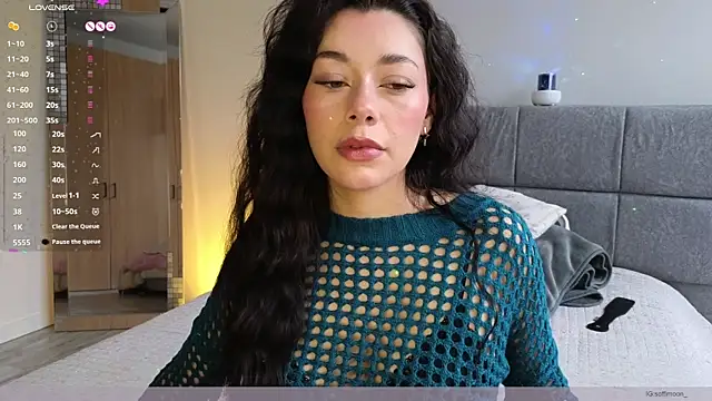 Soffimoon  online show from March 31, 2026, 8:44 pm