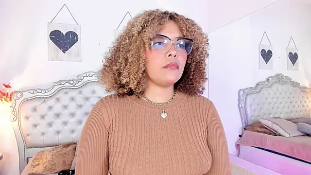 NiaColusi online show from January 13, 2026, 8:13 pm