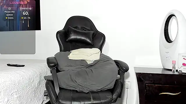 tizziano castillo  online show from March 16, 2026, 11:07 pm