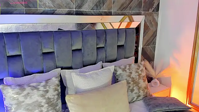 Snapshot of TaniaSmith1 chatting on December 15, 2025, 11:42 pm TaniaSmith1 online show from December 15, 2025, 11:42 pm