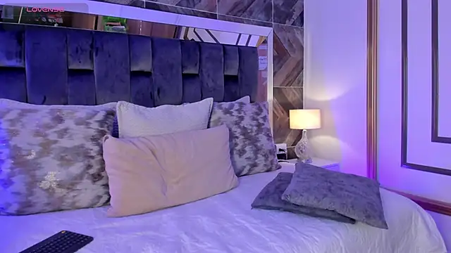 Snapshot of TaniaSmith1 chatting on October 31, 2025, 11:11 pm TaniaSmith1 online show from October 31, 2025, 11:11 pm