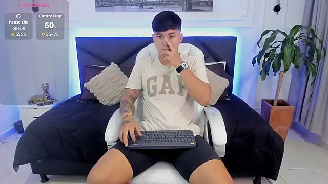 Cristopher strong online show from November 2, 2025, 9:47 am