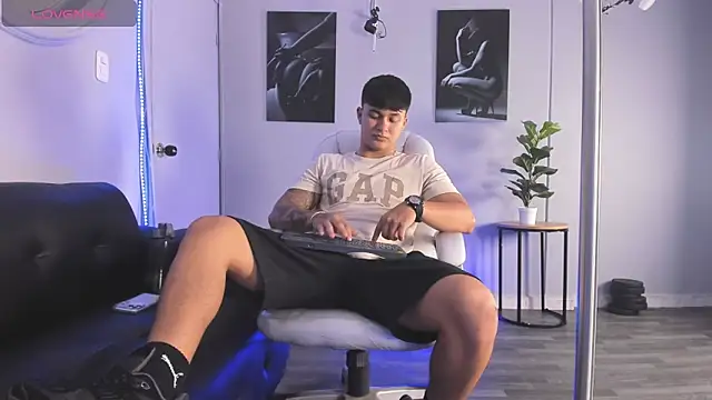 Snapshot of Cristopher_strong chatting on March 3, 2026, 1:40 pm Cristopher strong online show from March 3, 2026, 1:40 pm