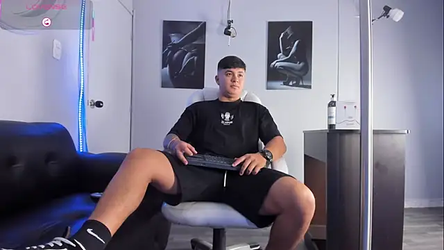 Snapshot of Cristopher_strong chatting on February 18, 2026, 1:29 pm Cristopher strong online show from February 18, 2026, 1:29 pm