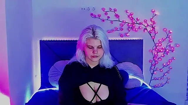 JoannLowe online show from May 5, 2026, 7:28 pm
