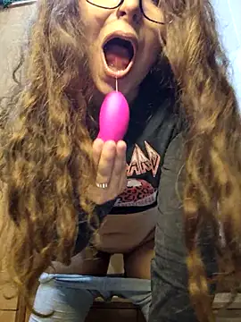 Snapshot of LineaDemie chatting on November 11, 2025, 6:14 pm LineaDemie online show from November 11, 2025, 6:14 pm