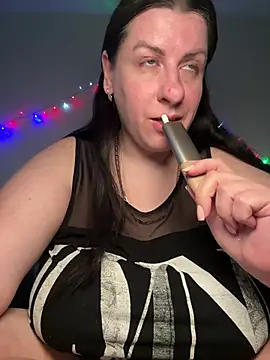 Evelinia online show from April 7, 2026, 3:25 pm