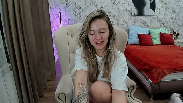 Snapshot of foxy_blond chatting on February 7, 2026, 12:18 am foxy blond online show from February 7, 2026, 12:18 am