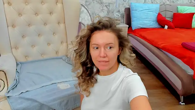 Snapshot of foxy_blond chatting on February 27, 2026, 12:33 am foxy blond online show from February 27, 2026, 12:33 am