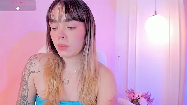 Lucy Vega online show from December 17, 2025, 4:50 am