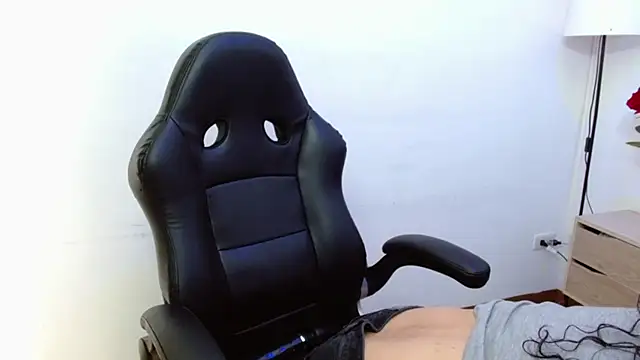 AlexandraJones  online show from October 4, 2025, 1:23 pm