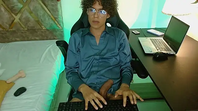 Snapshot of nickolas_moon chatting on December 30, 2024, 12:11 am nickolas moon online show from December 30, 2024, 12:11 am