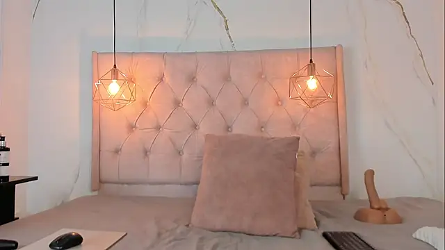 Snapshot of zamira_44 chatting on April 7, 2026, 2:19 pm zamira 44 online show from April 7, 2026, 2:19 pm