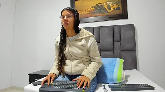 Vahiolet smith online show from April 15, 2026, 3:23 am