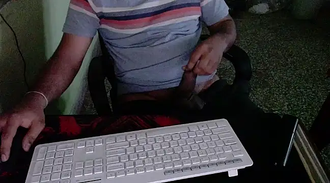 Snapshot of hornycharlie04 chatting on February 12, 2025, 12:33 pm hornycharlie04 online show from February 12, 2025, 12:33 pm